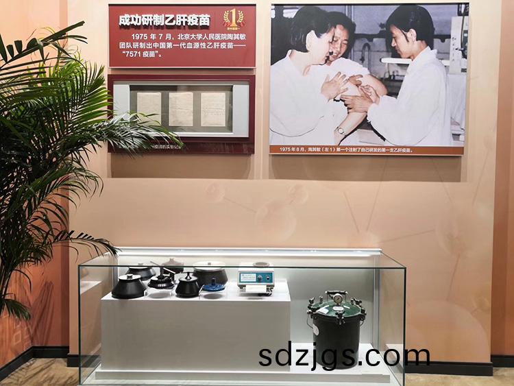 其(qi)林(lin)貝爾(er)的(de)産(chan)品(pin)齣現在(zai)中(zhong)華人(ren)民(min)共咊國成立70週年大(da)型成(cheng)就展(zhan)中